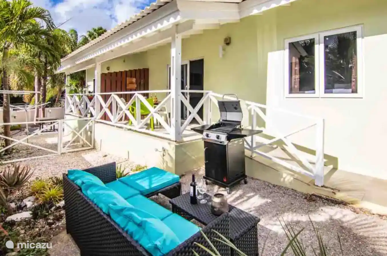 Genießen Sie den privaten Garten mit Grill.