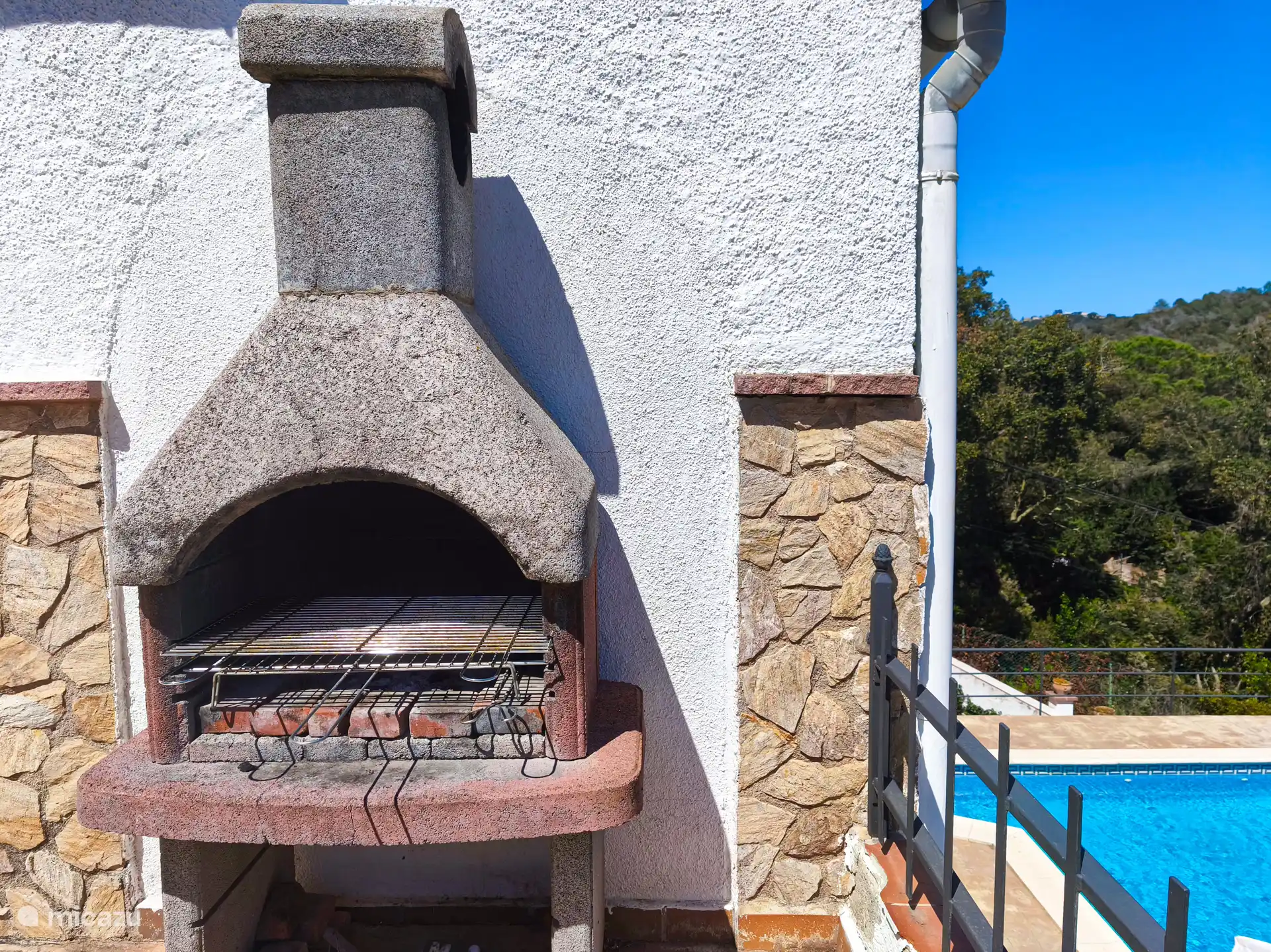 Vlees klaar maken met view op het zwembad