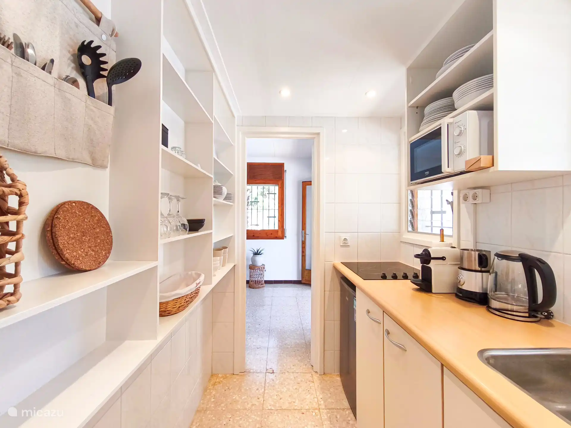 De keuken is van alle gemakken voorzien