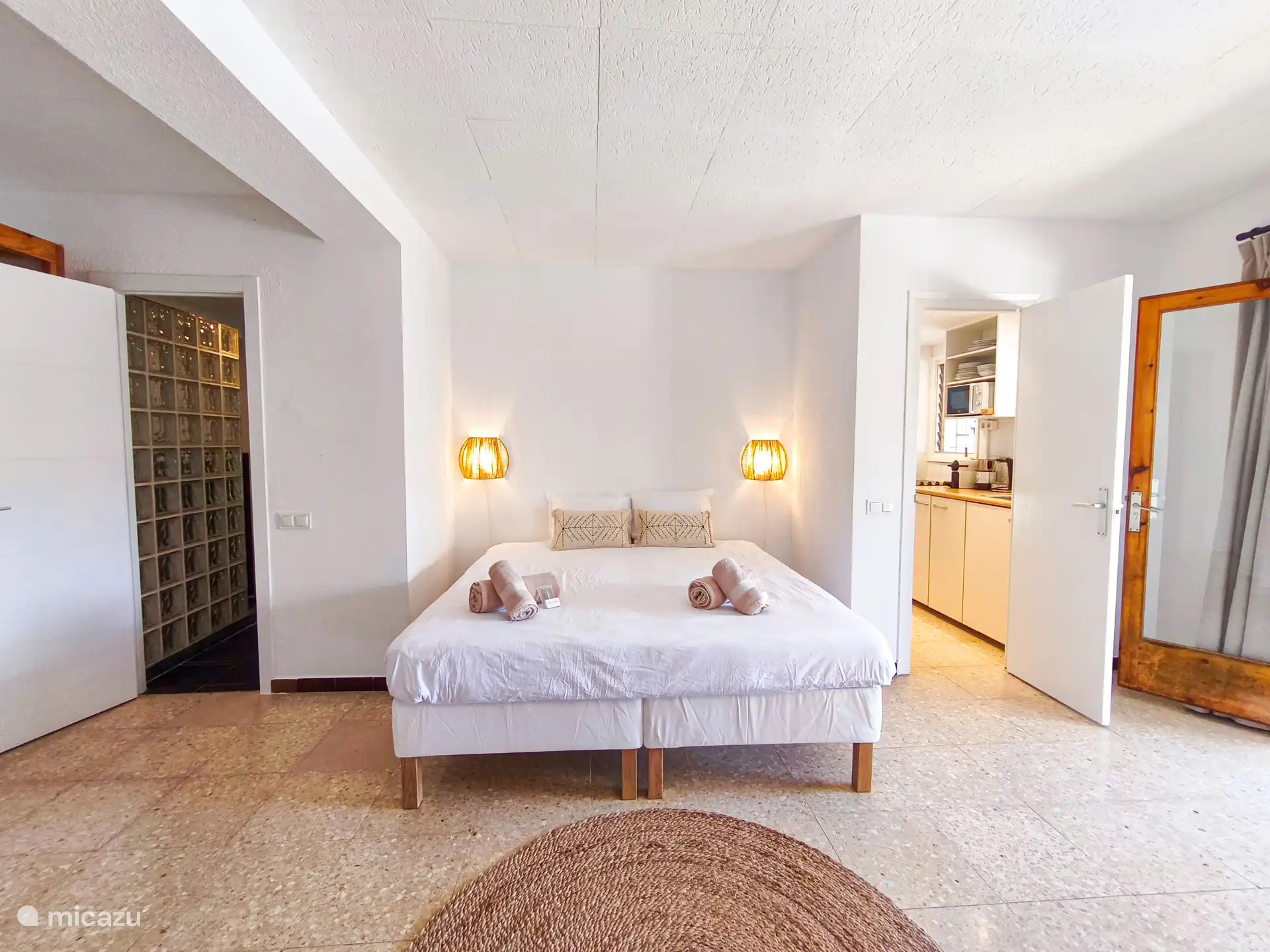 De 4e slaapkamer, hier ziet u goed de situatie met badkamer en keuken