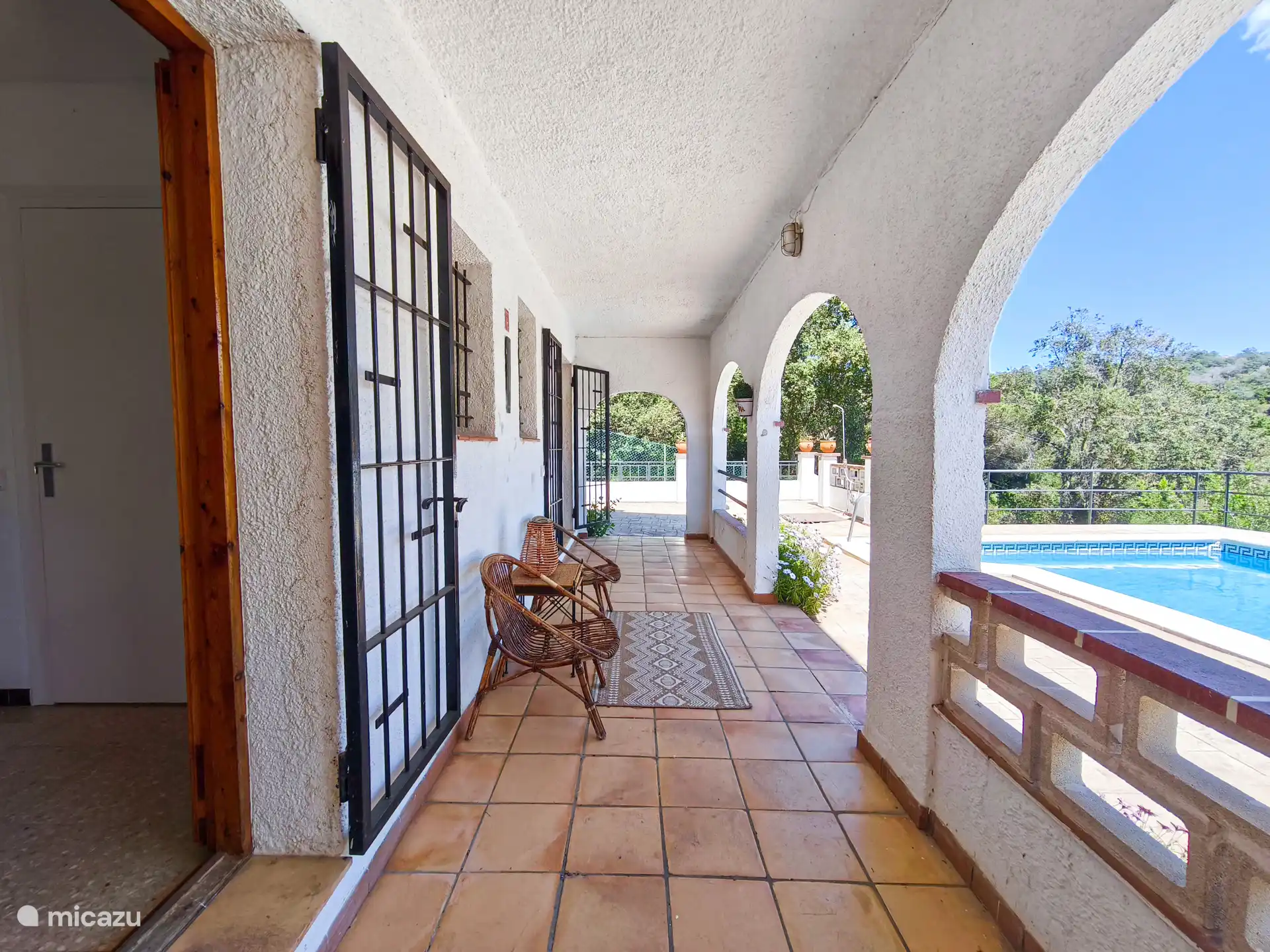 Woonlaag beneden die grenst aan het zwembad