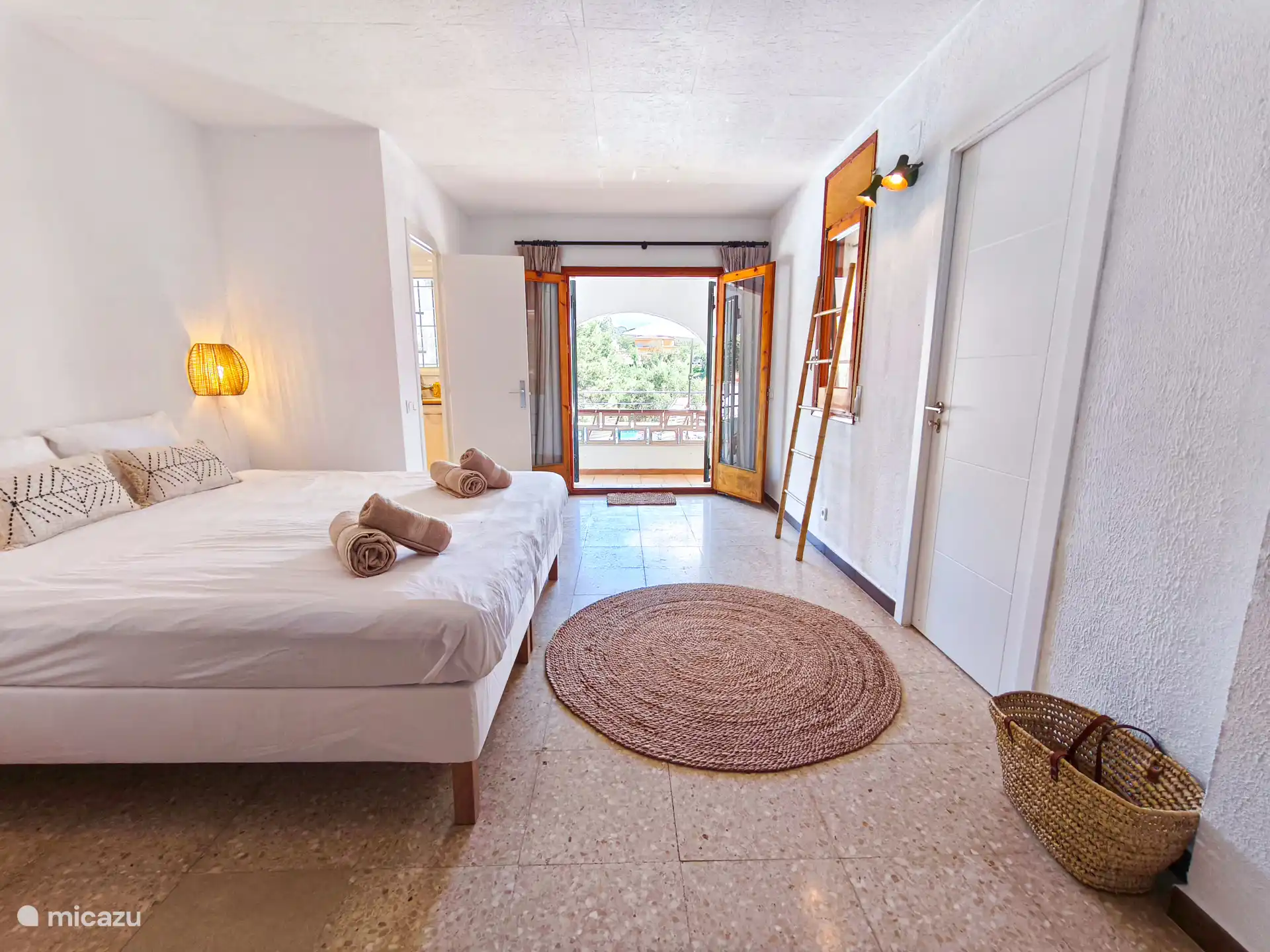 Grenzend aan het heerlijke zwembad