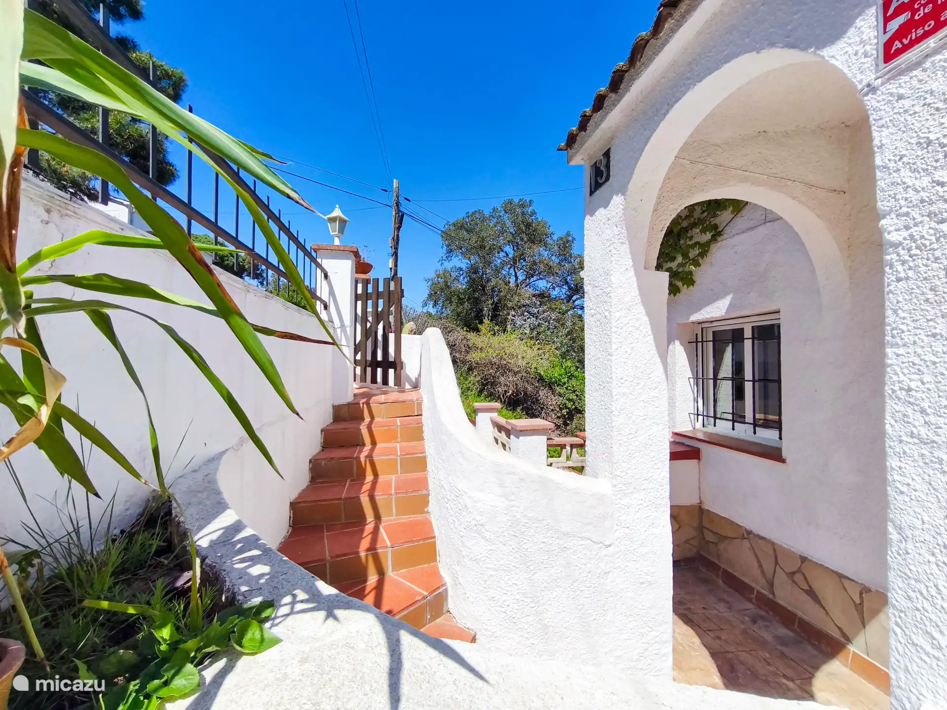 Bij aankomst komt u via deze trap bij de voordeur