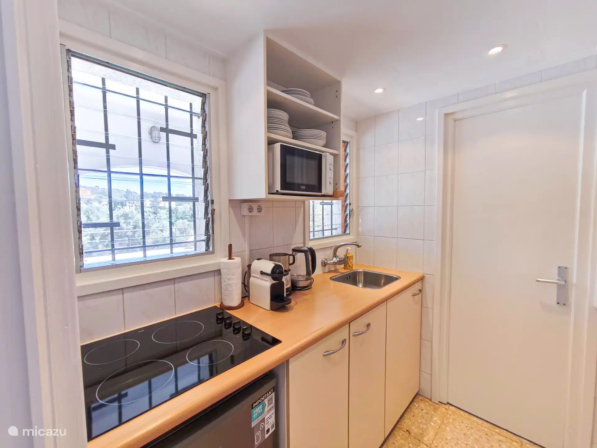 U kijkt tijdens het koken naar de kids in het zwembad