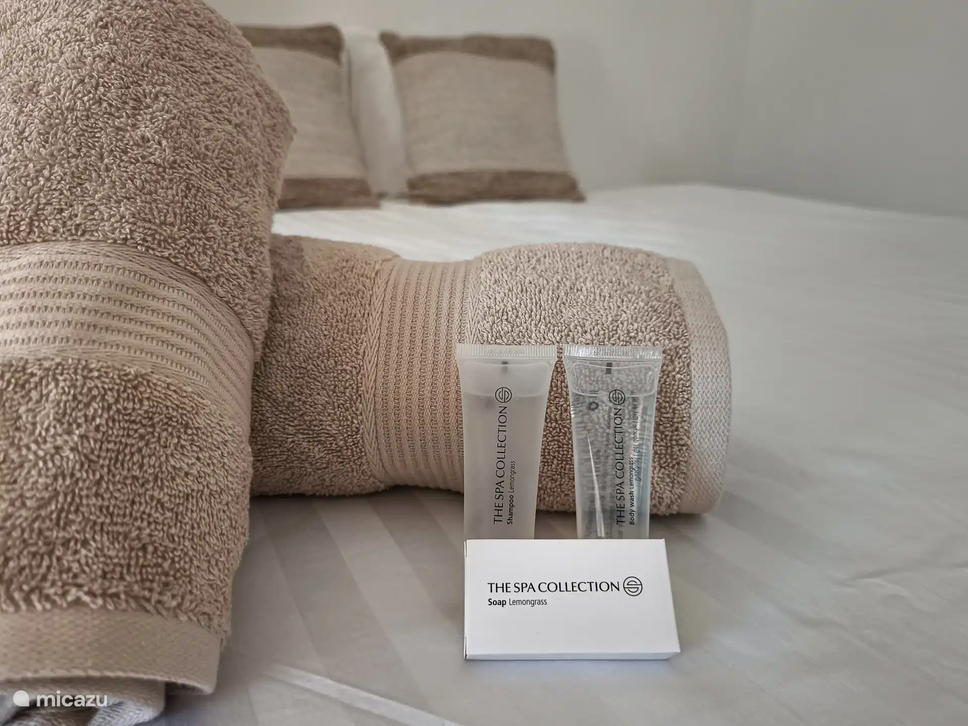 Bij aankomst worden de bedden opgemaakt en voorzien van een set zeepjes