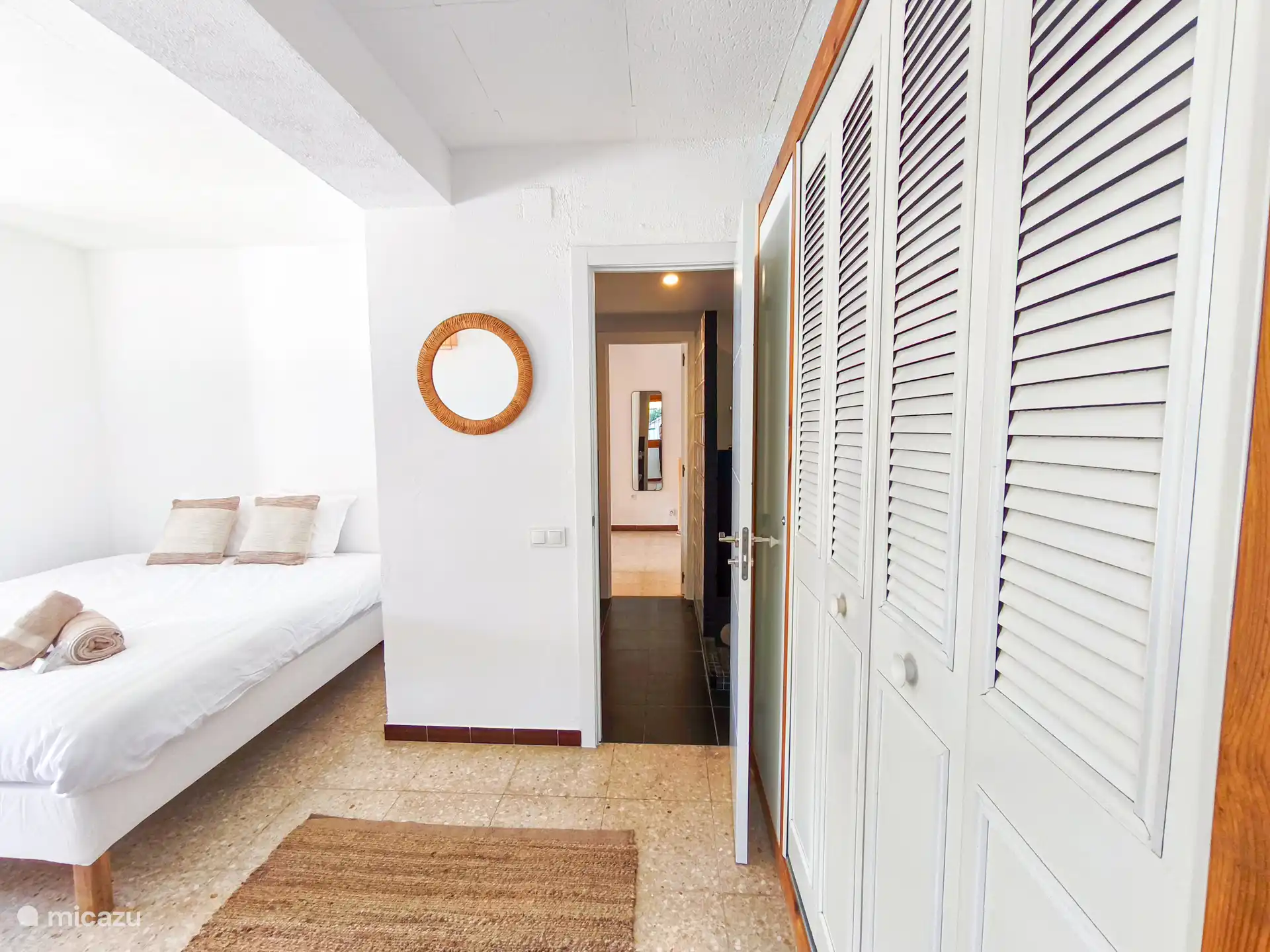 Tussen de twee slaapkamers bevindt zich een badkamer