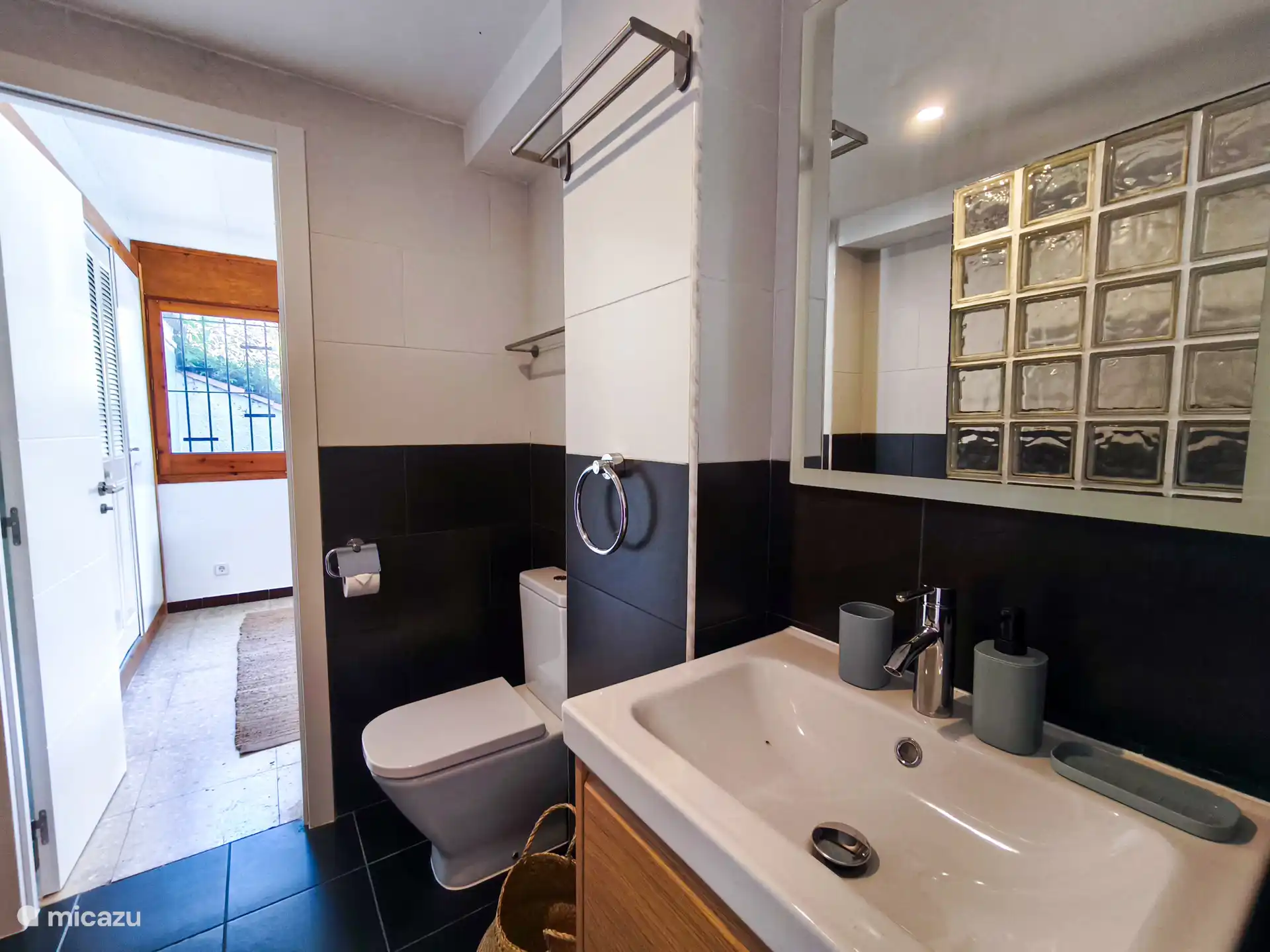 Met toilet, wastafel en douche