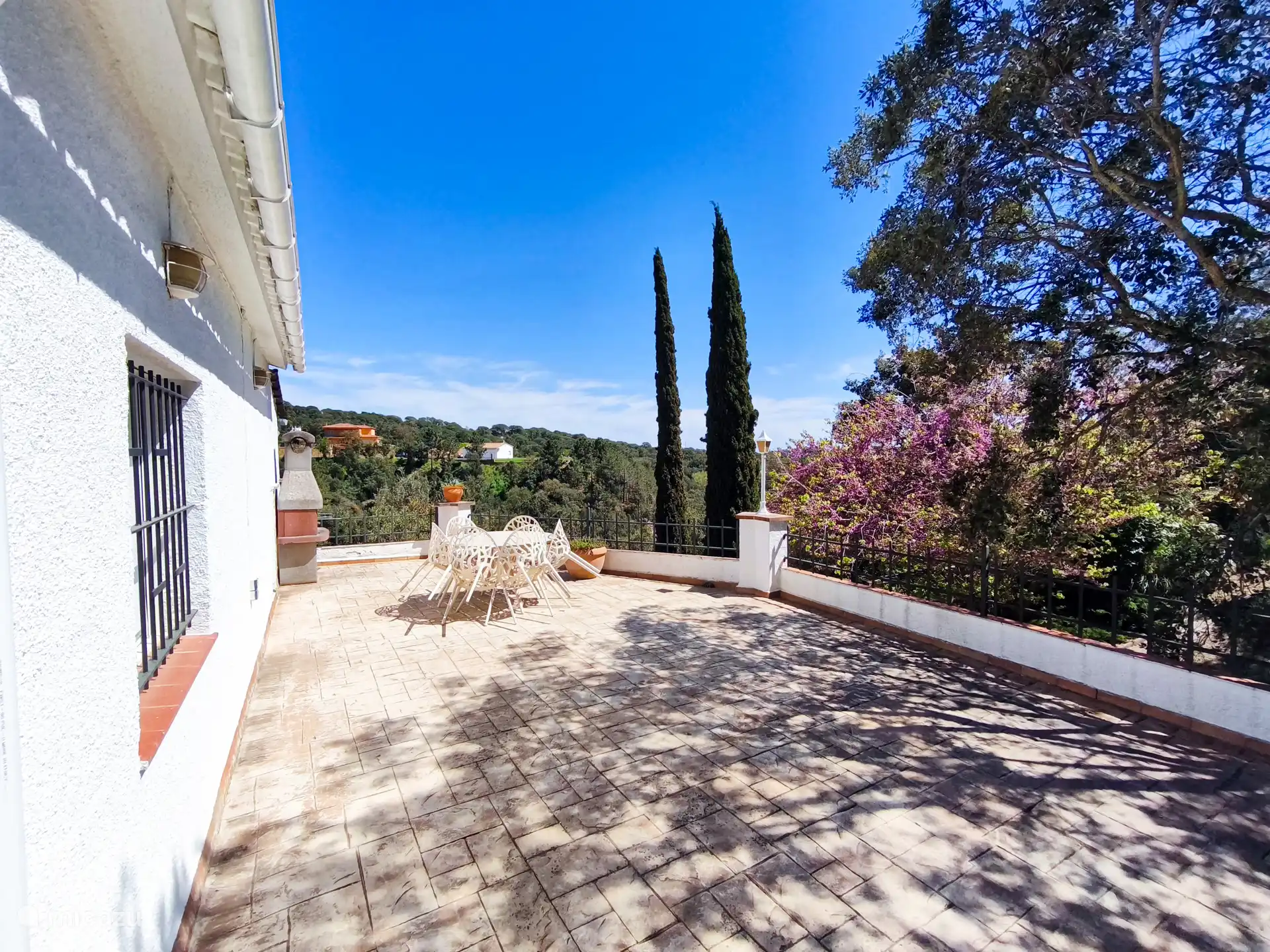 Achter het huis vindt u de bbq zone