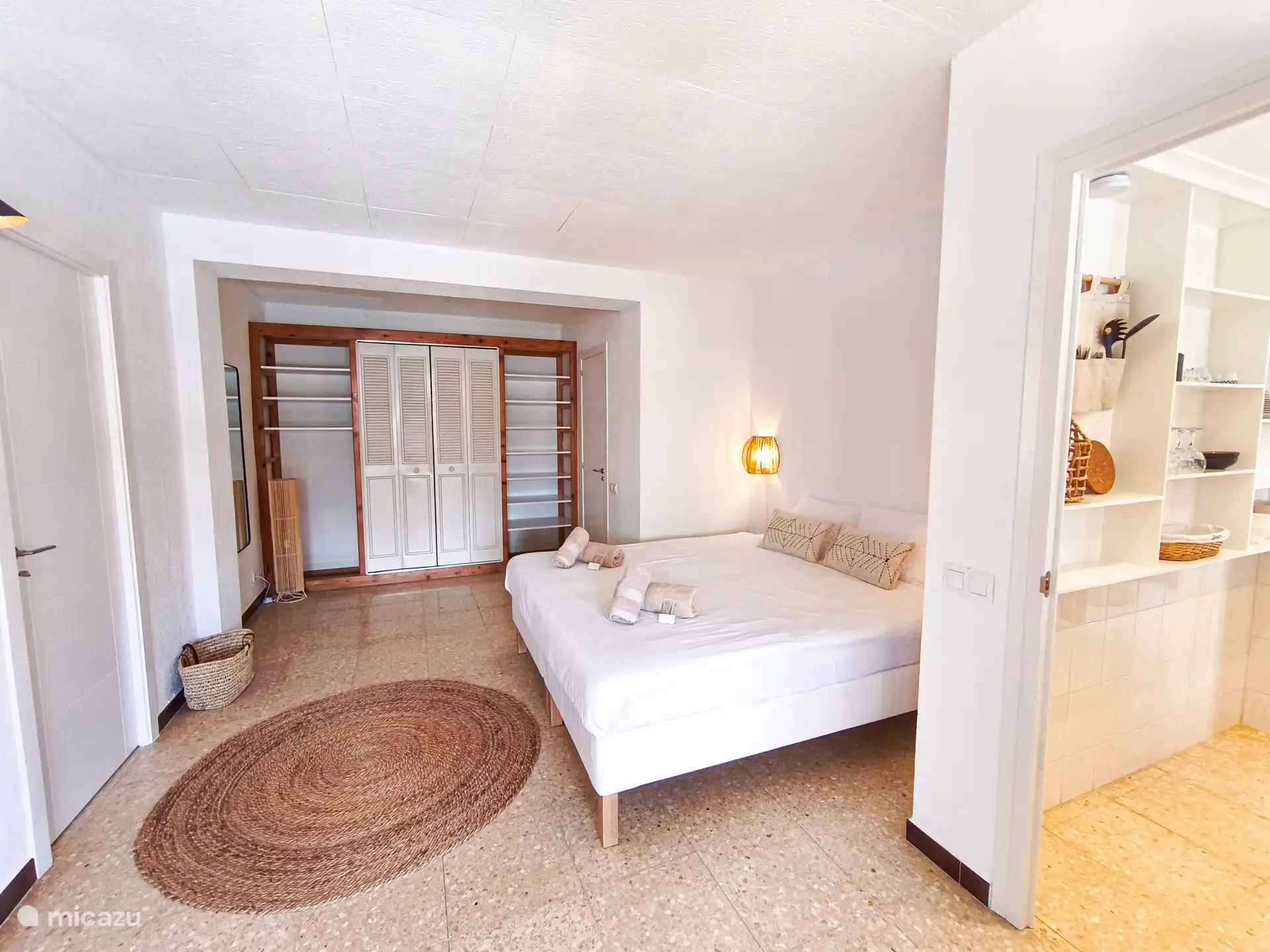 Net zoals de badkamer, bevindt ook de keuken zich tussen de twee slaapkamers in