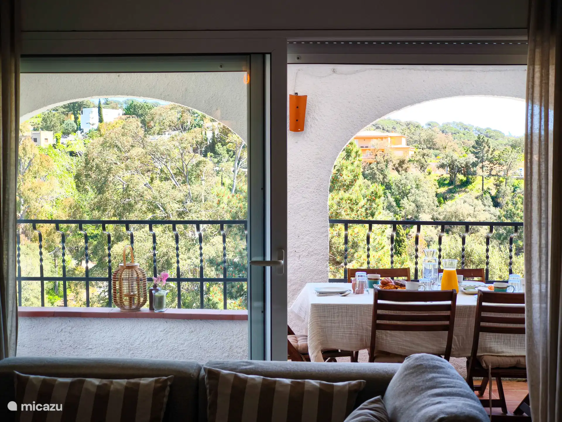 Balkon grenst aan de woonkamer, bovenste woonlaag