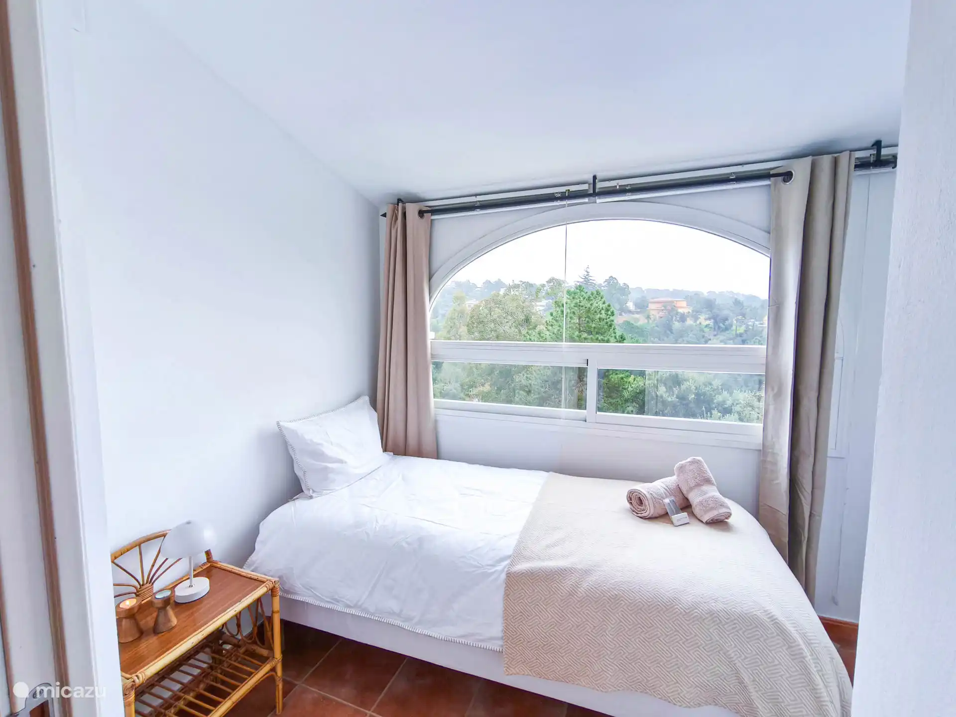 Slaapkamer 2 is voorzien van een comfortabel eenpersoonsbed