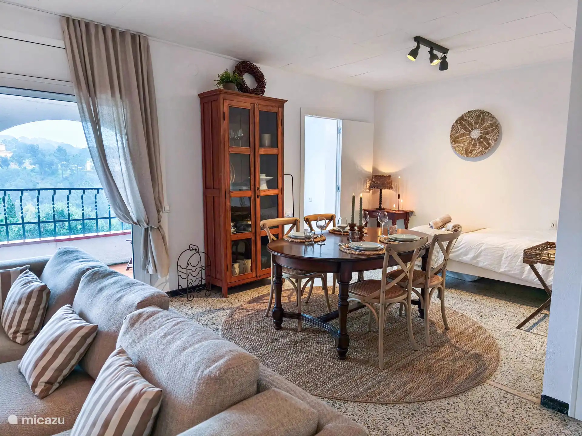 Eetkamer grenzend aan het balkon en de 2e slaapkamer ziet u ook