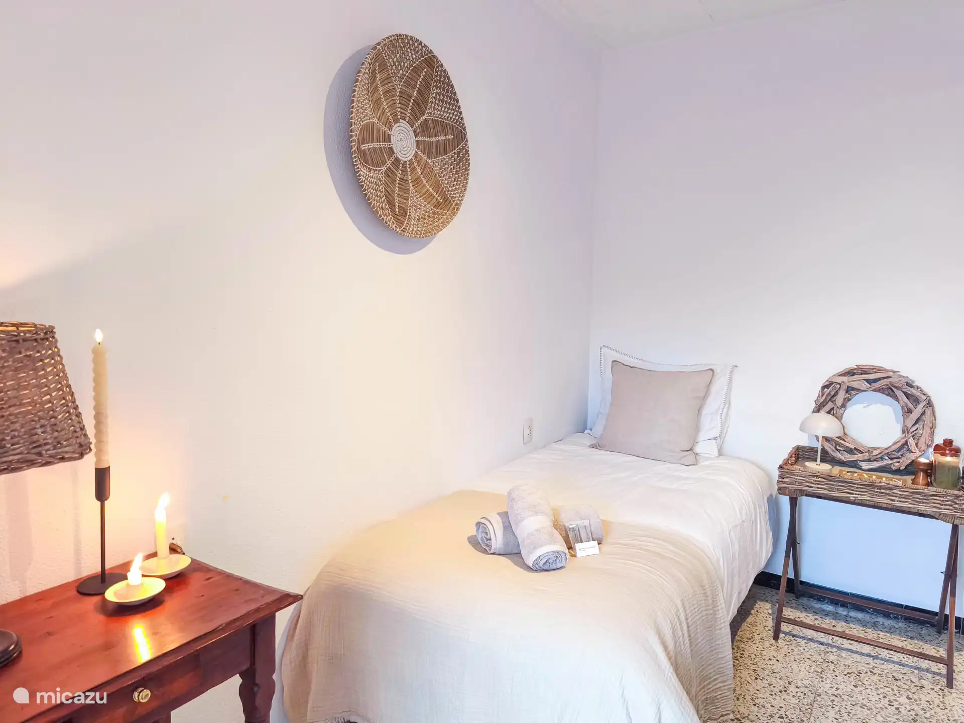 In de woonkamer vindt u een extra eenpersoonsbed voor de 8e persoon. Indien uw gezelschap uit minder personen bestaat, fungeert het bed als bank en is het  een heerlijk plekje om te lezen