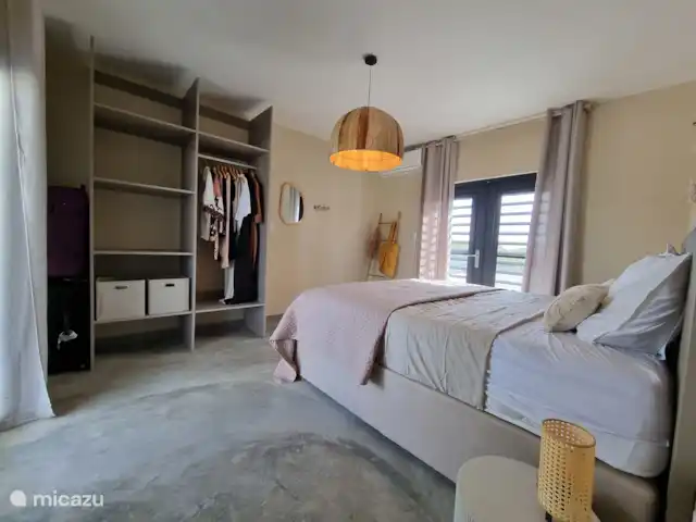 Location de Vacances Curaçao, Curaçao-Centre, Willemstad, maison de vacances - Casa June Curaçao Grande chambre à l’étage avec terrasse