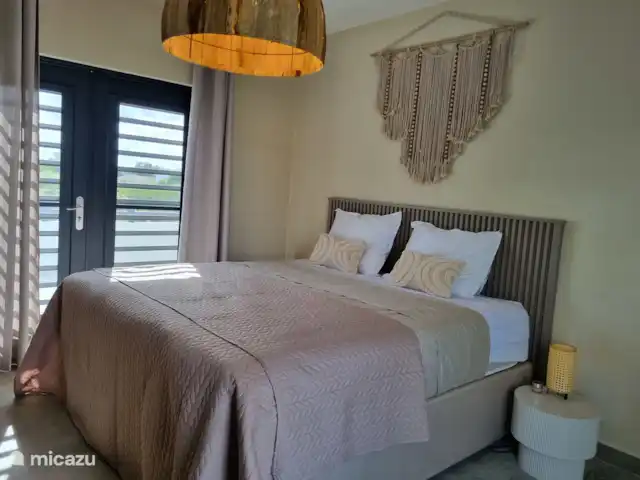 Location de Vacances Curaçao, Curaçao-Centre, Willemstad, maison de vacances - Casa June Curaçao Grande chambre à l’étage avec terrasse