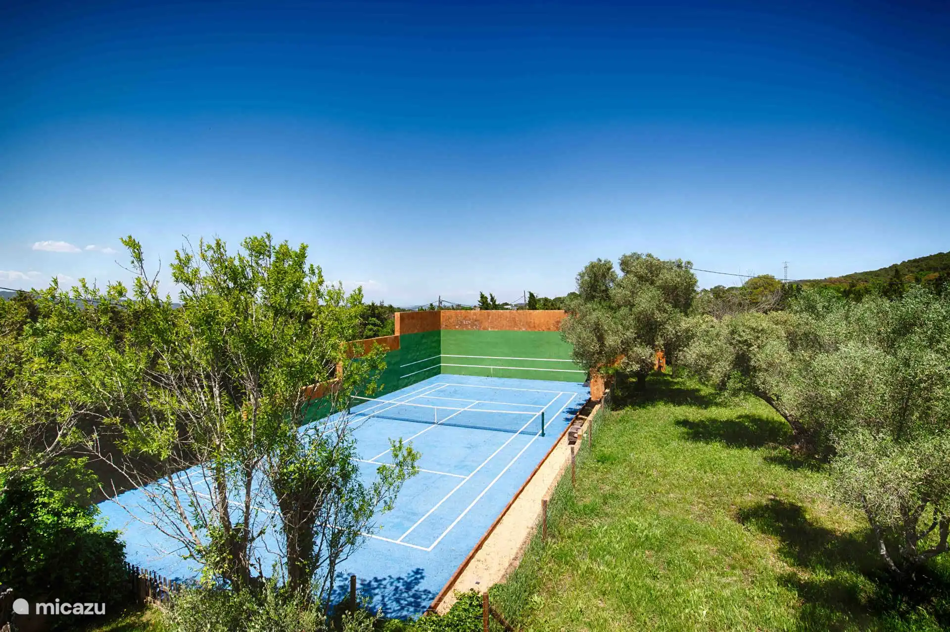 Privater Tennisplatz