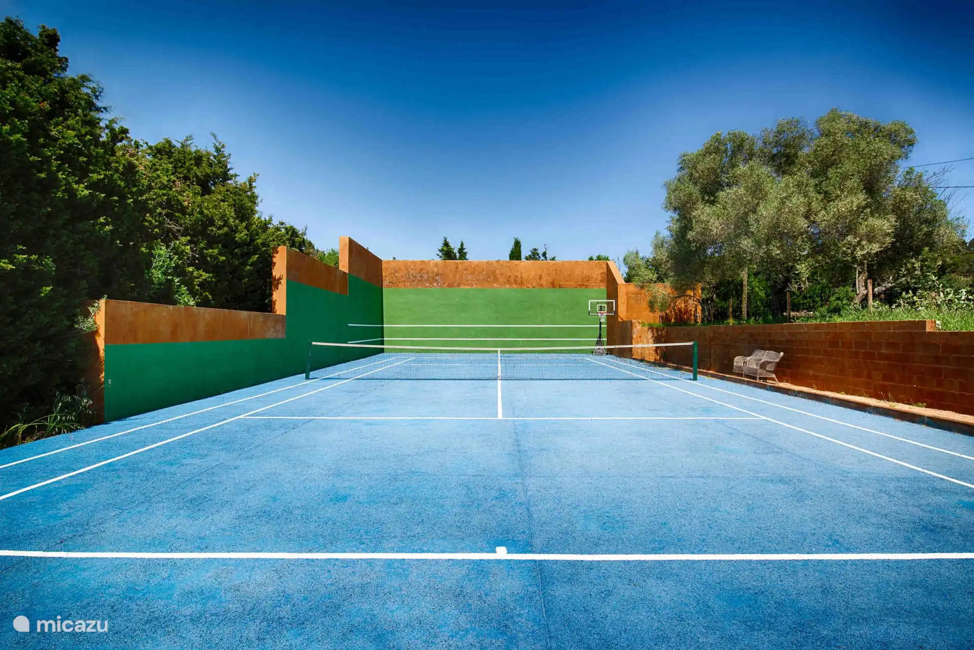 Privater Tennisplatz