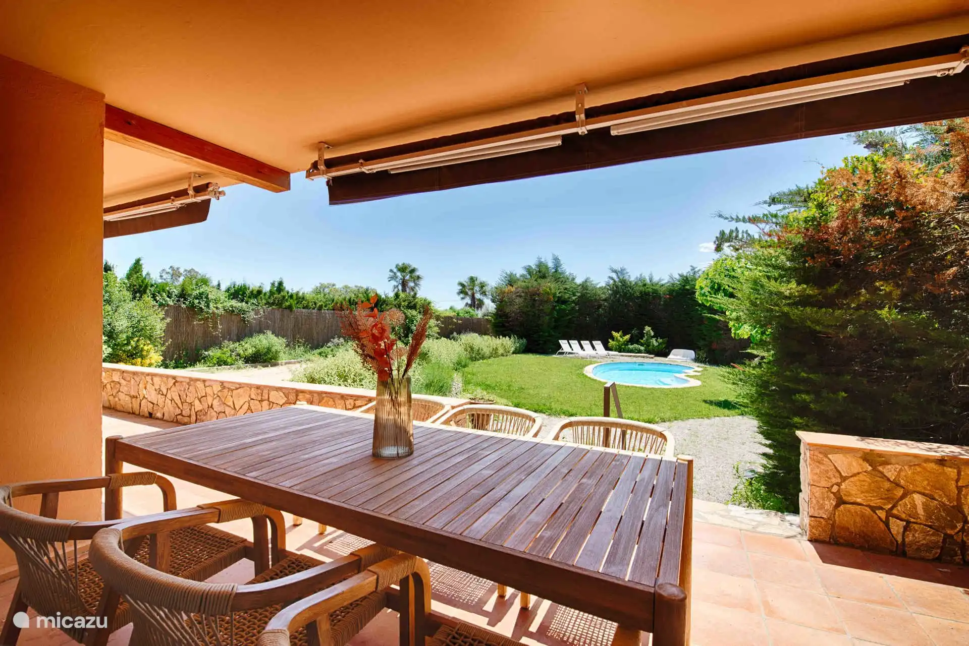 Terrasse mit Garten und Swimmingpool