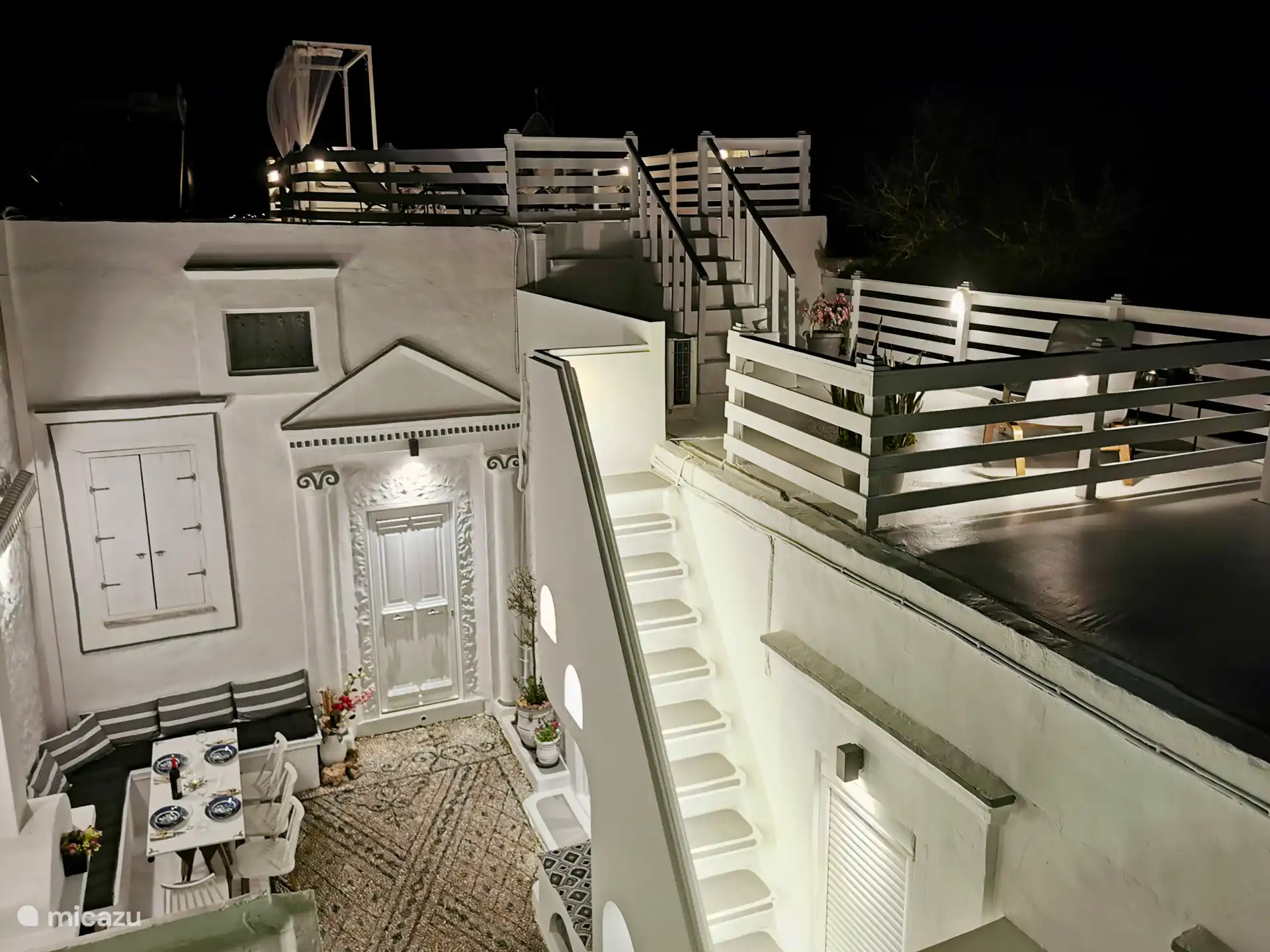 Nachtelijk uitzicht op binnenplaats en dakterras