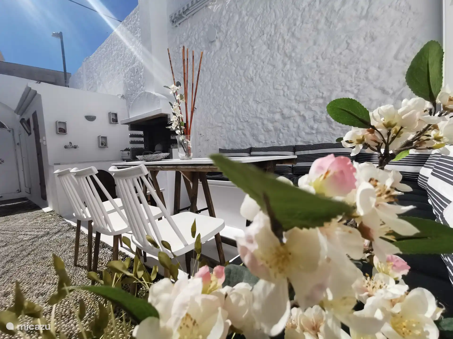 Zitplaatsen op de binnenplaats en barbecue