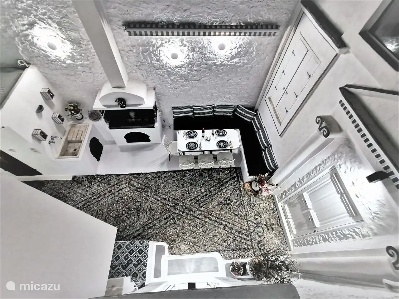 Zitplaatsen op de binnenplaats gezien vanaf het dak.