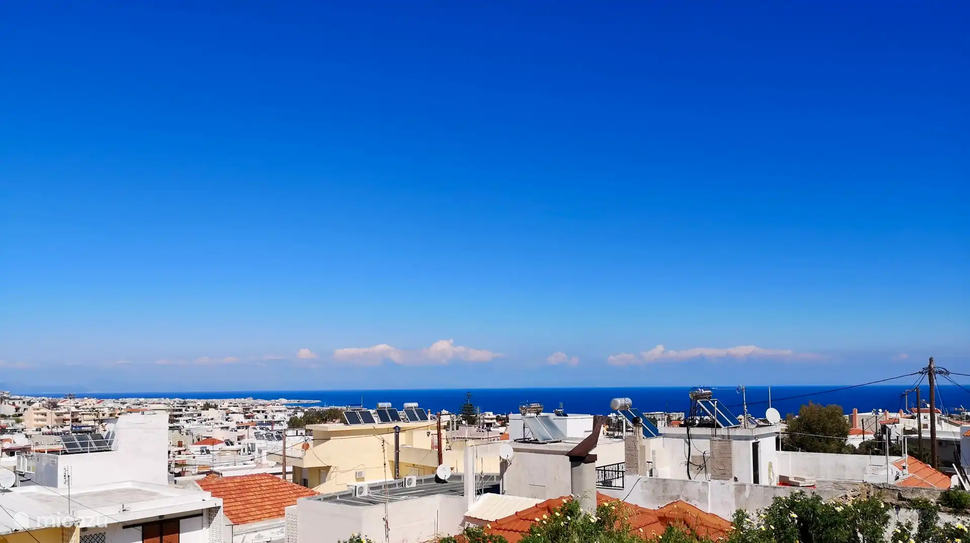 Uitzicht op het dak van de Middellandse Zee en het dorp