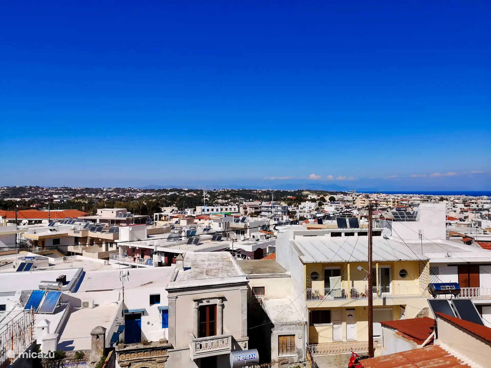 Op een heldere dag kun je de bergen van Turkije zien!