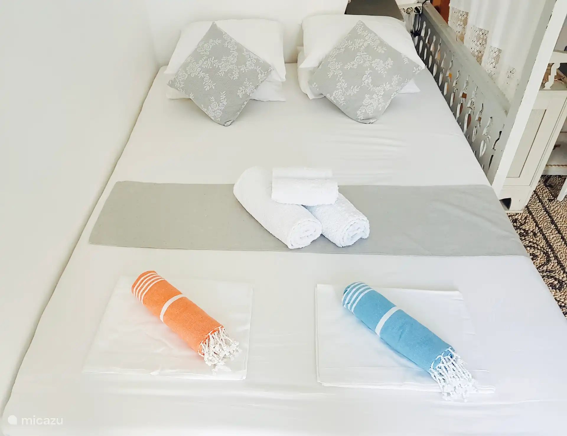 Een van de tweepersoonsbedden in de Sala.