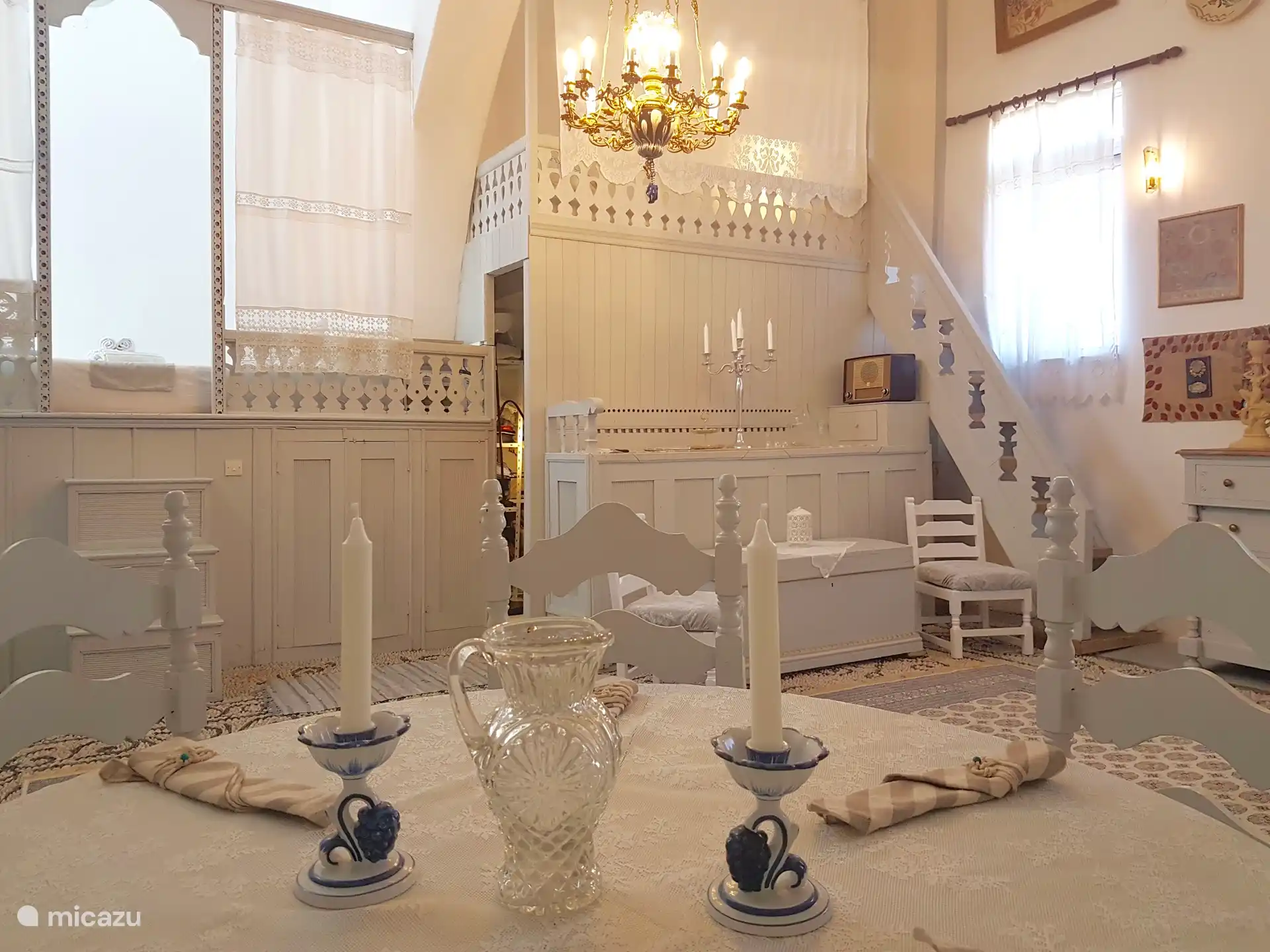 Een van de slaapkamers met 2 hoogslapers. Dit is tevens de woonkamer. 