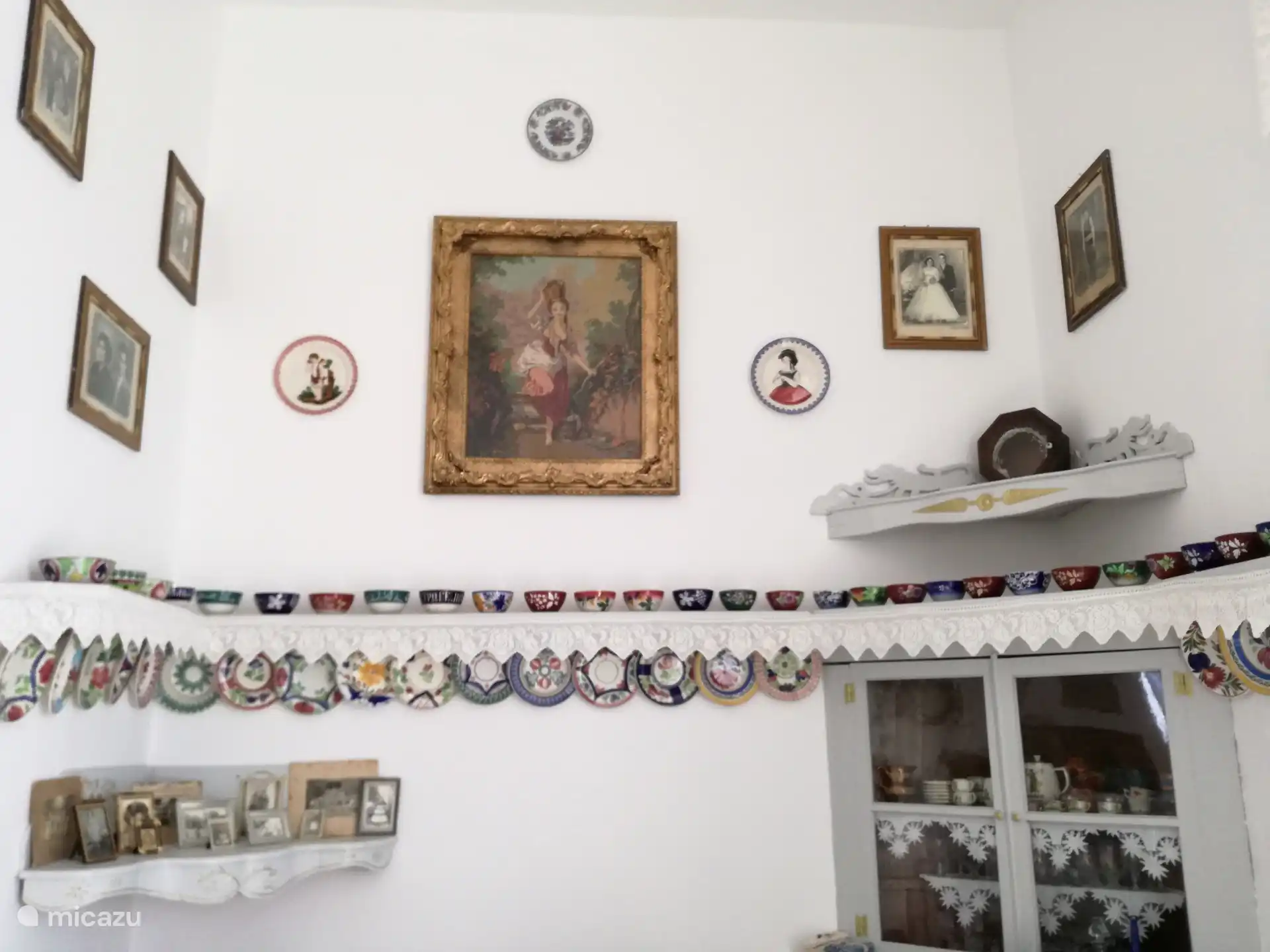 Oude kommen en borden in de Sala