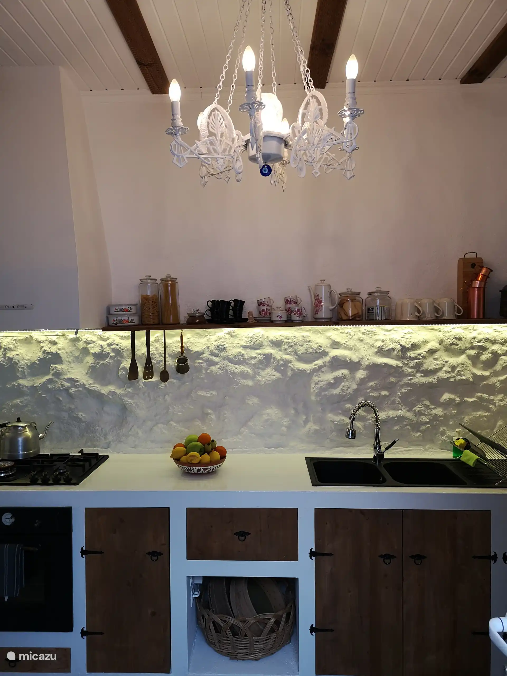 Mooie keukenmuur met de stenen uit het huis.