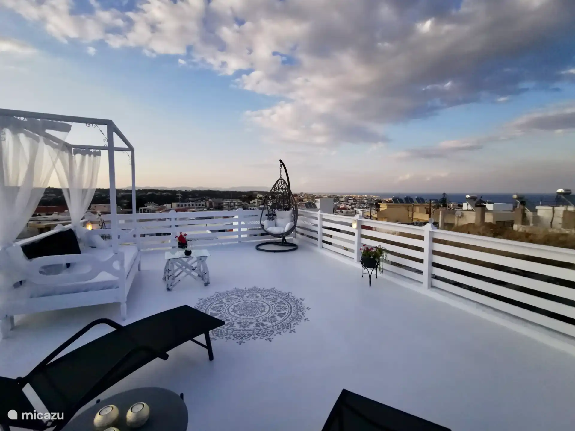 Dakterras. Zelfs de wolken zijn prachtig! Met het uitzicht op de Middellandse Zee is het een droom.