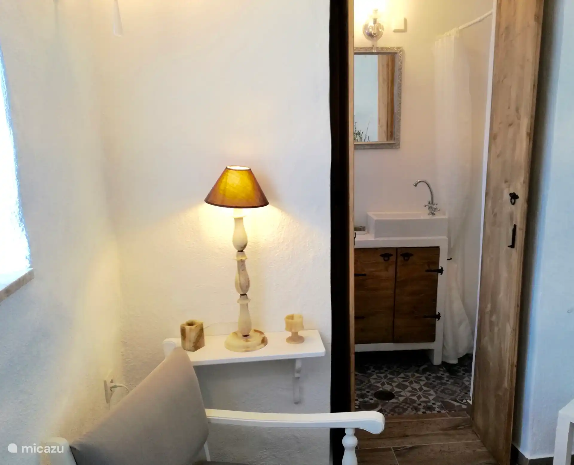 Een badkamer en-suite in de Tsimnia slaapkamer.