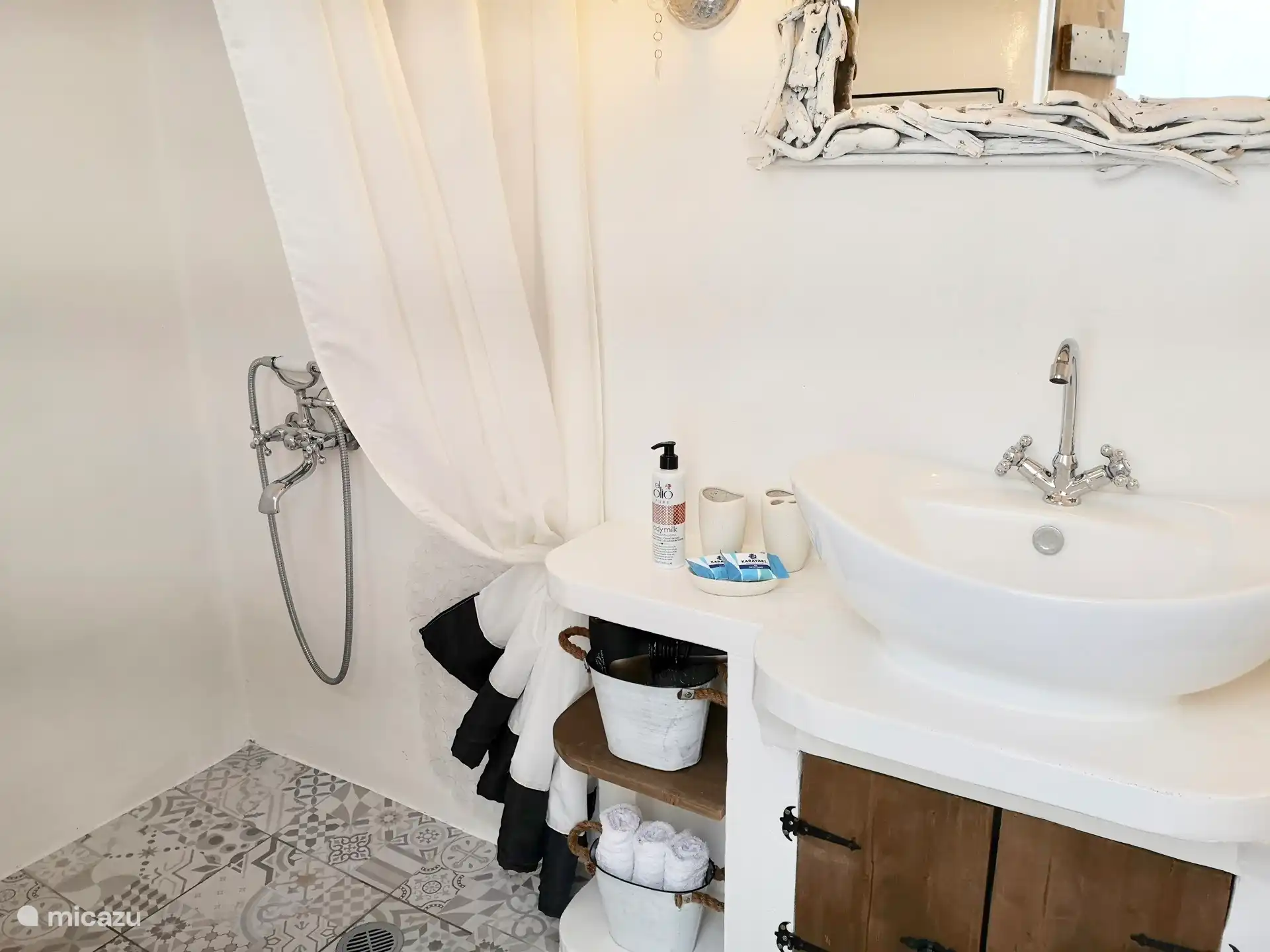 Badkamer buiten met douche.