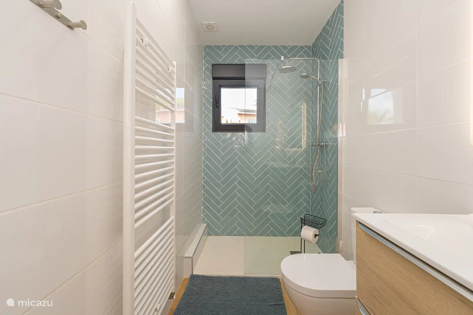 Ruime badkamer met dubbele wasbak BG