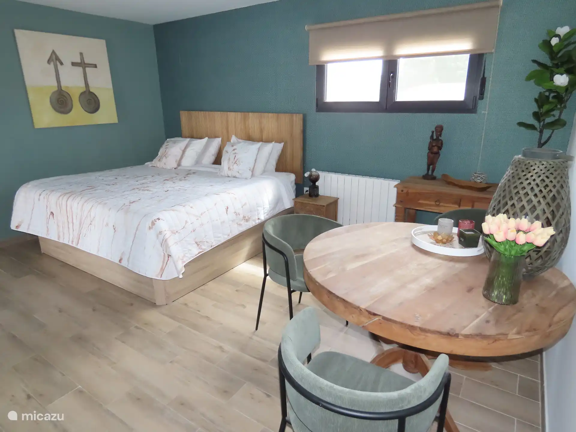 Geräumiges Schlafzimmer mit Sitzecke und luxuriösem Bad en suite