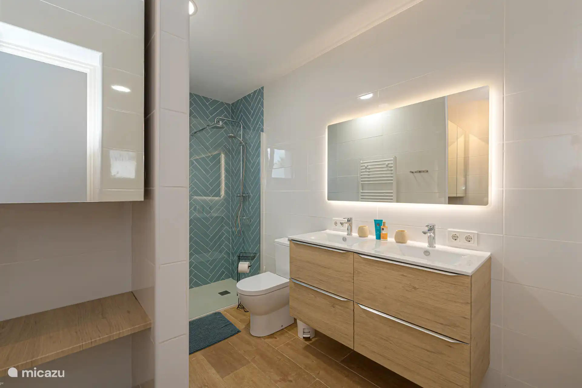 Ruime badkamer met dubbele wasbak BG