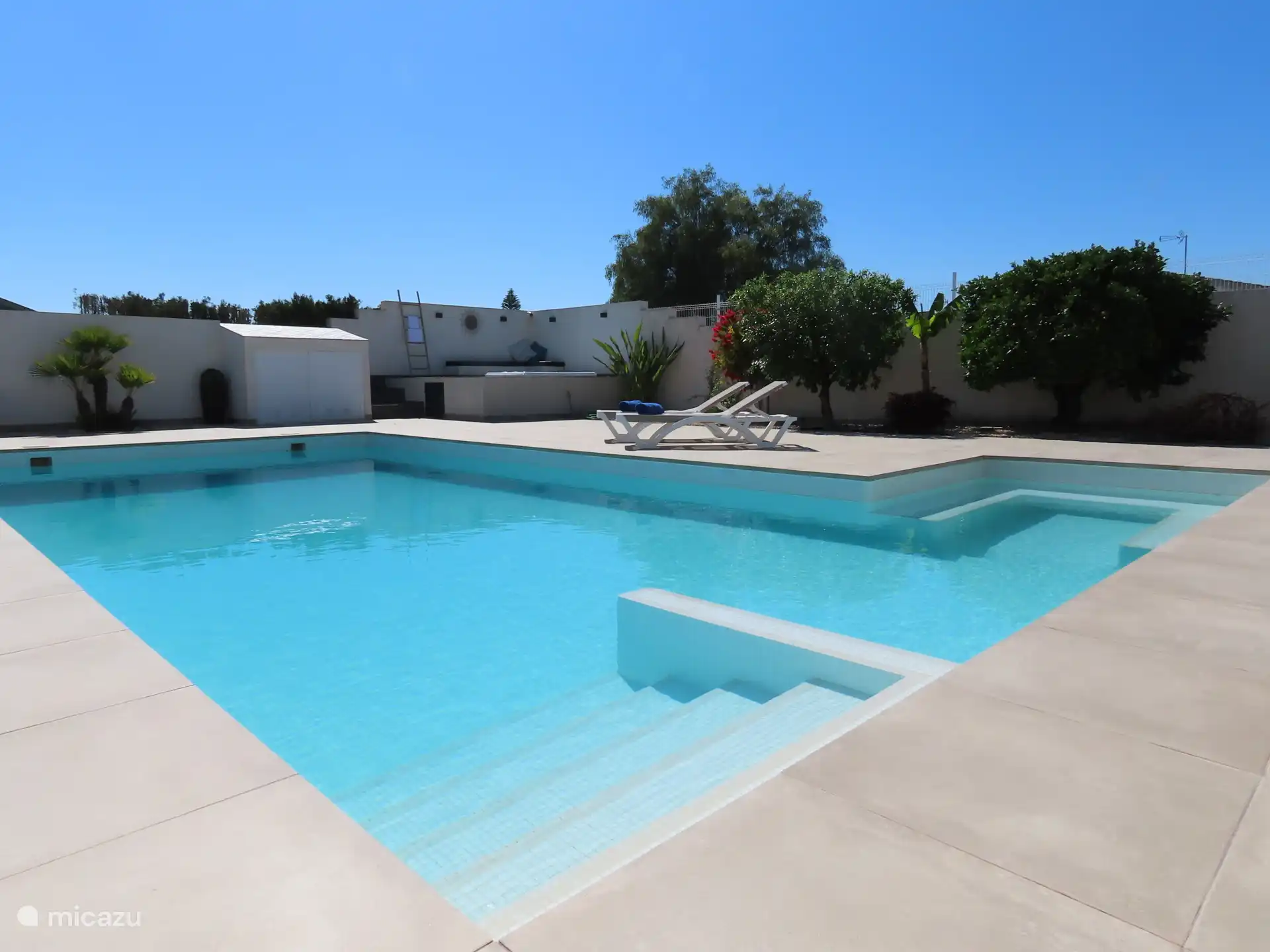 Geräumiger Swimmingpool von 10M-5M mit separatem Sitzbereich