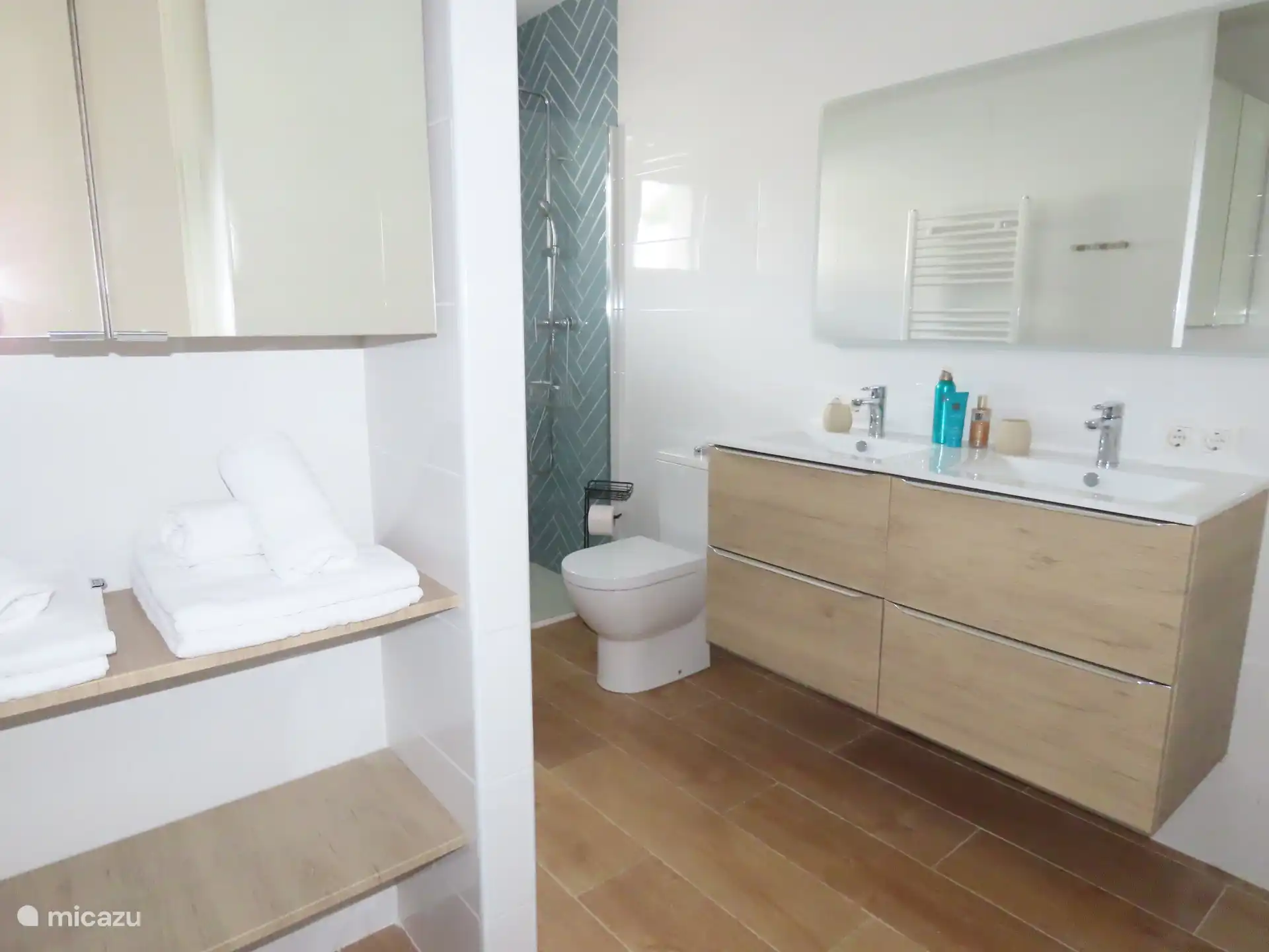 Badezimmer mit Doppelwaschbecken, begehbarer Dokuhe und viel Stauraum 