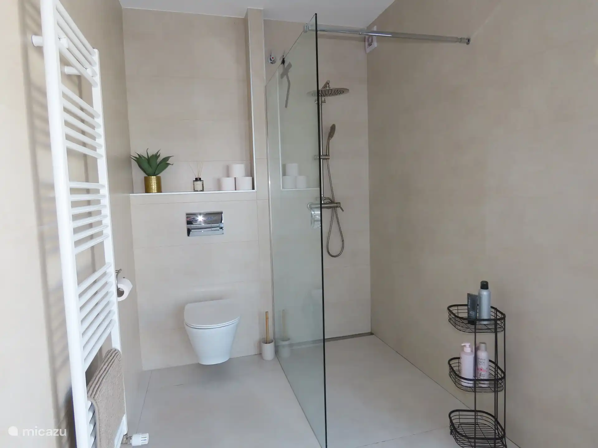 Geräumige begehbare Dusche vom eigenen Bad aus