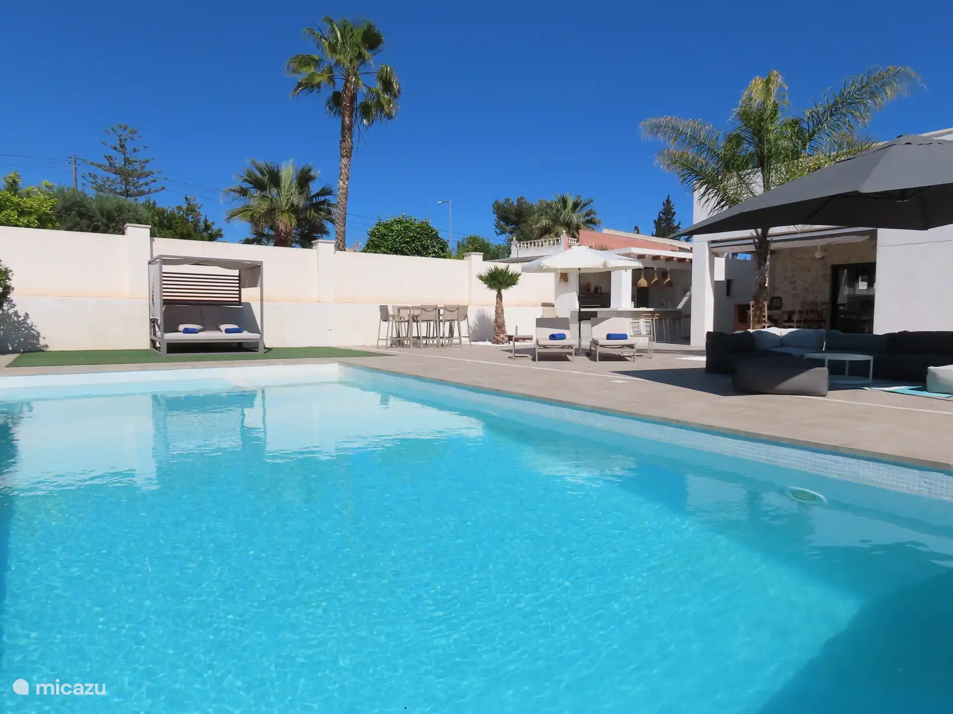 Balinesisches Bett, Lounge-Sitz, Stehtisch und luxuriöse Außenküche