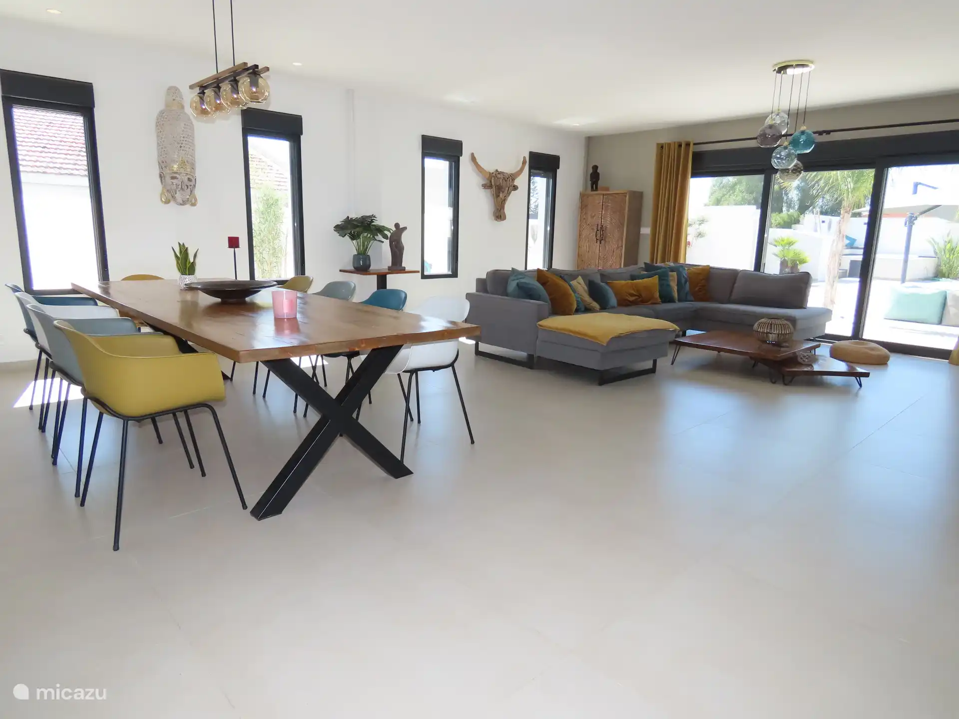 Sehr geräumiges Wohn-Esszimmer mit offener Küche von ca. 100M2