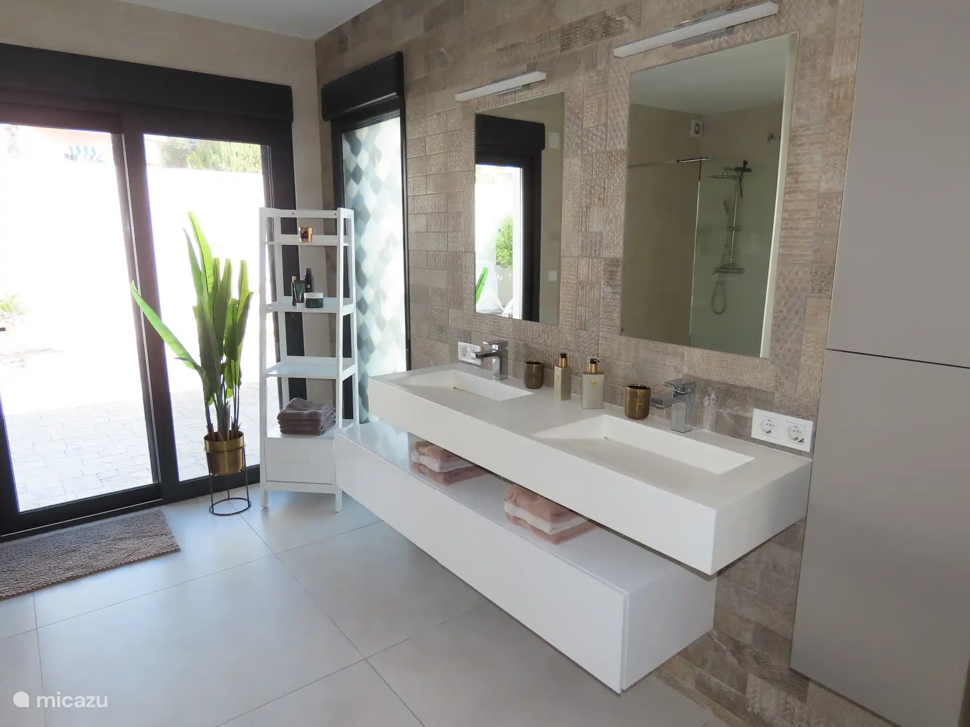 En-suite Badezimmer mit Doppelwaschbecken und geräumiger ebenerdiger Dusche