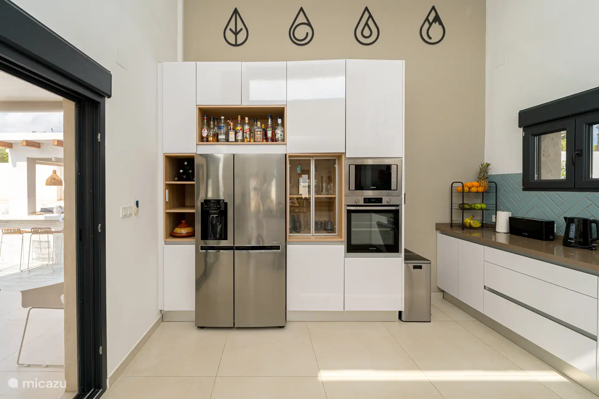 Luxe open keuken met alle inbouwapparatuur