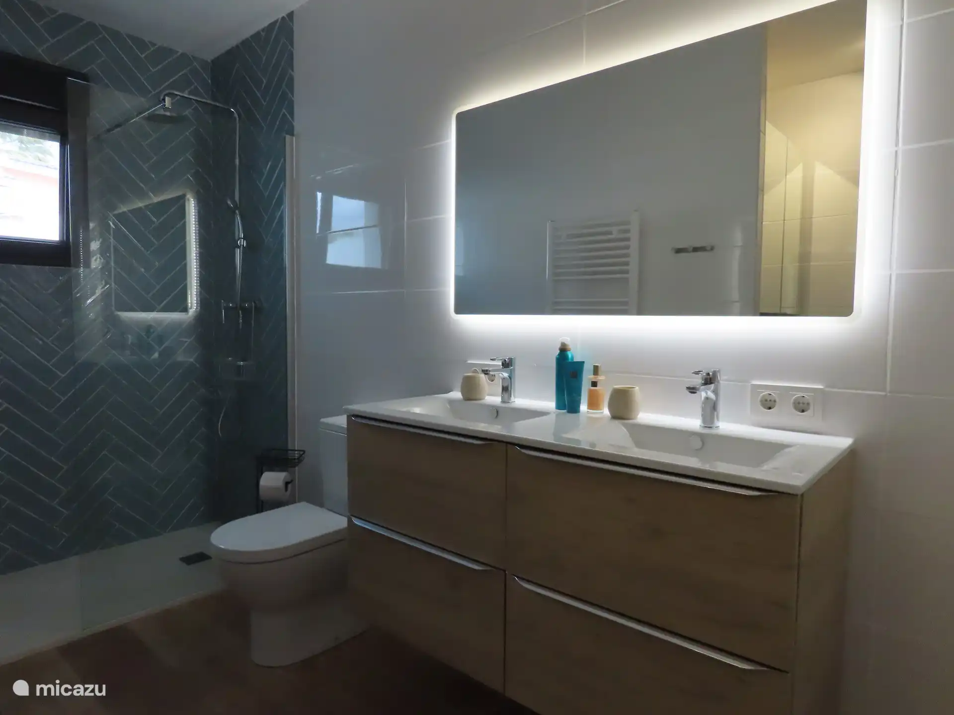 Badezimmer mit Doppelwaschbecken und LED-Beleuchtung, begehbarer Dokuhe und viel Stauraum 