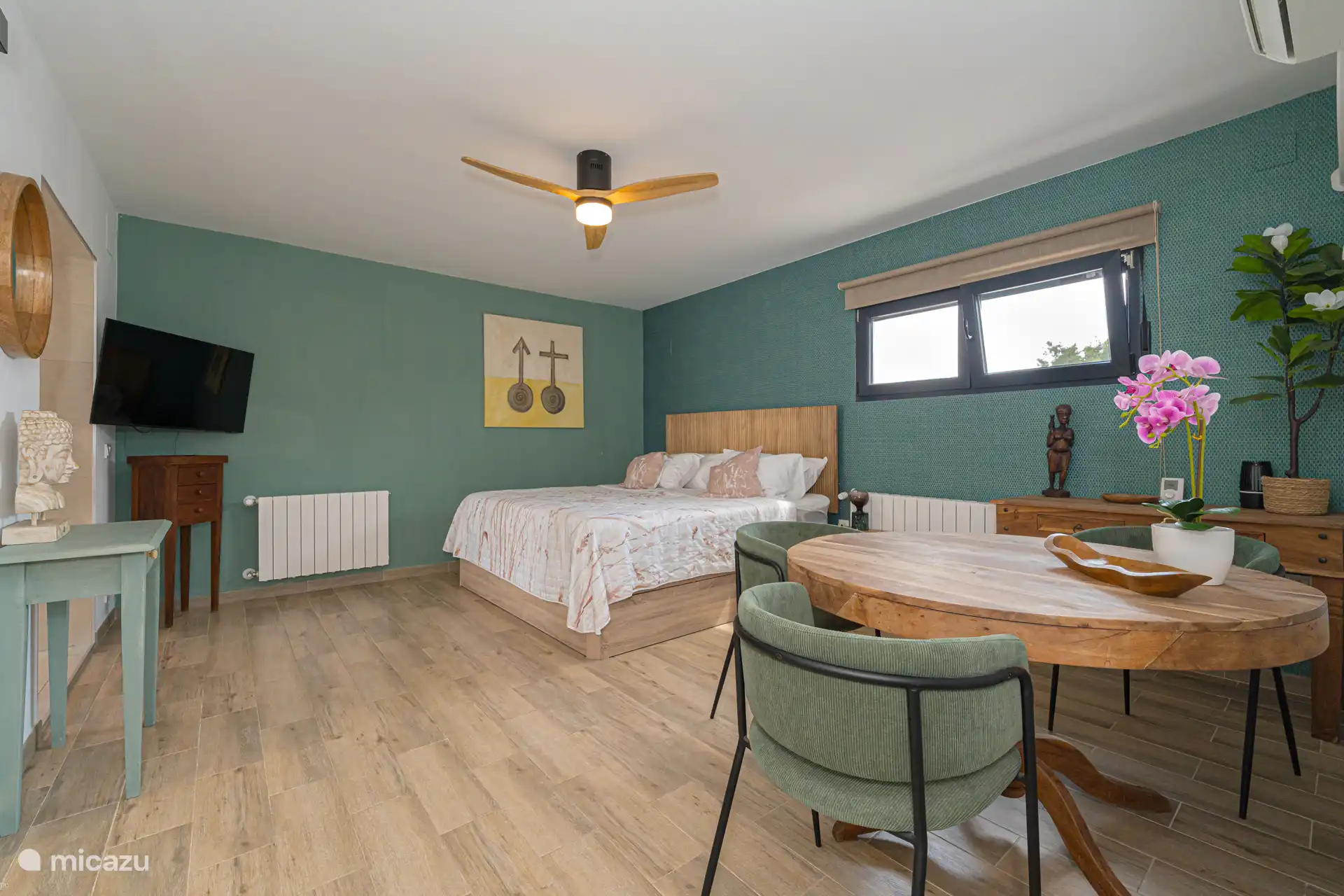 Hoofd slaapkamer, met inloopkast en ensuite badkamer