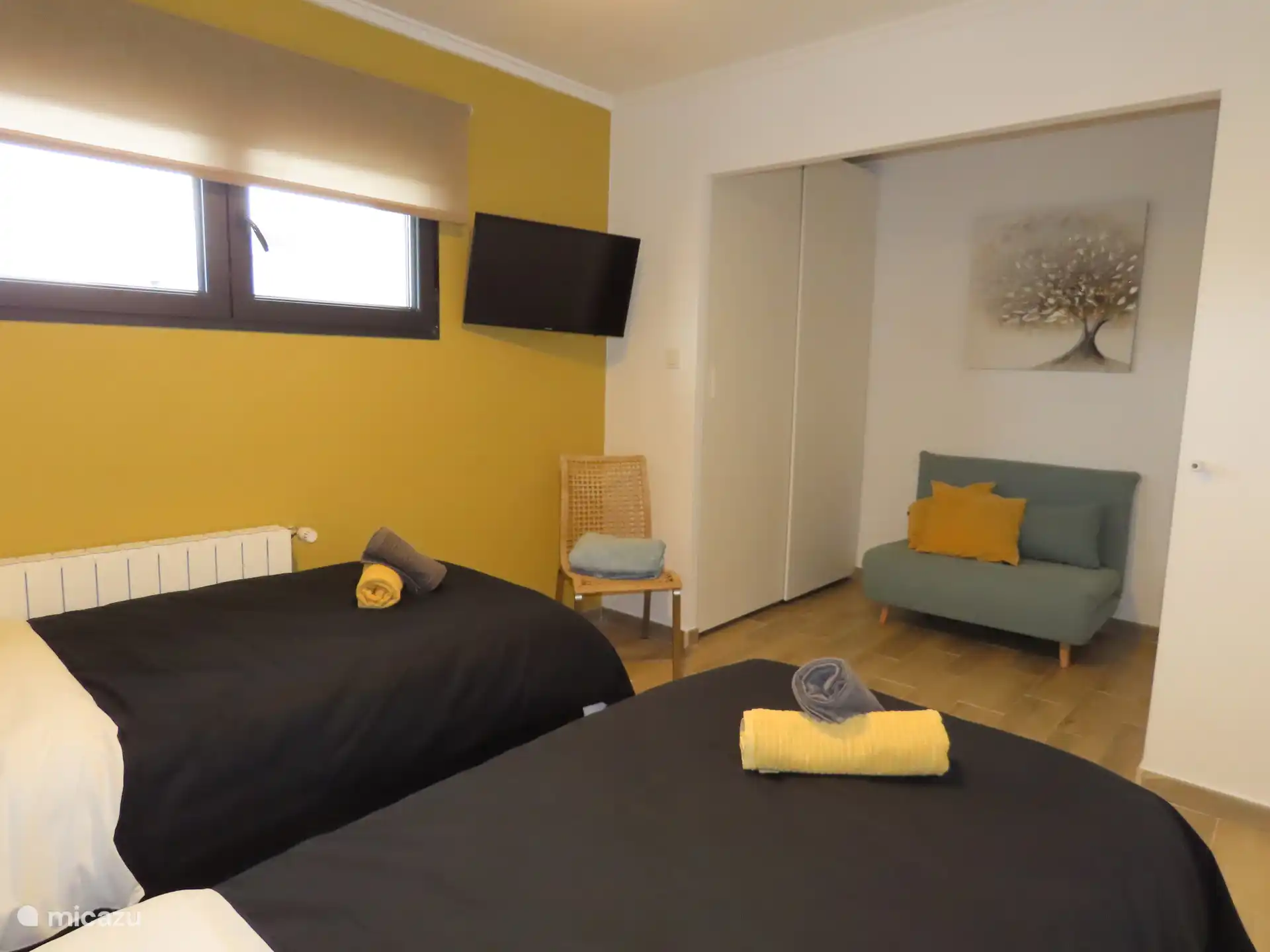 Geräumiges Schlafzimmer mit 2 Einzelbetten und Schlafsofa für ein Kind