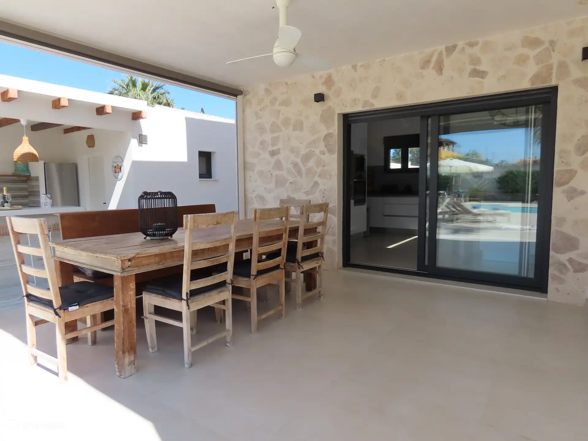 Überdachte Veranda mit Sitzgelegenheiten