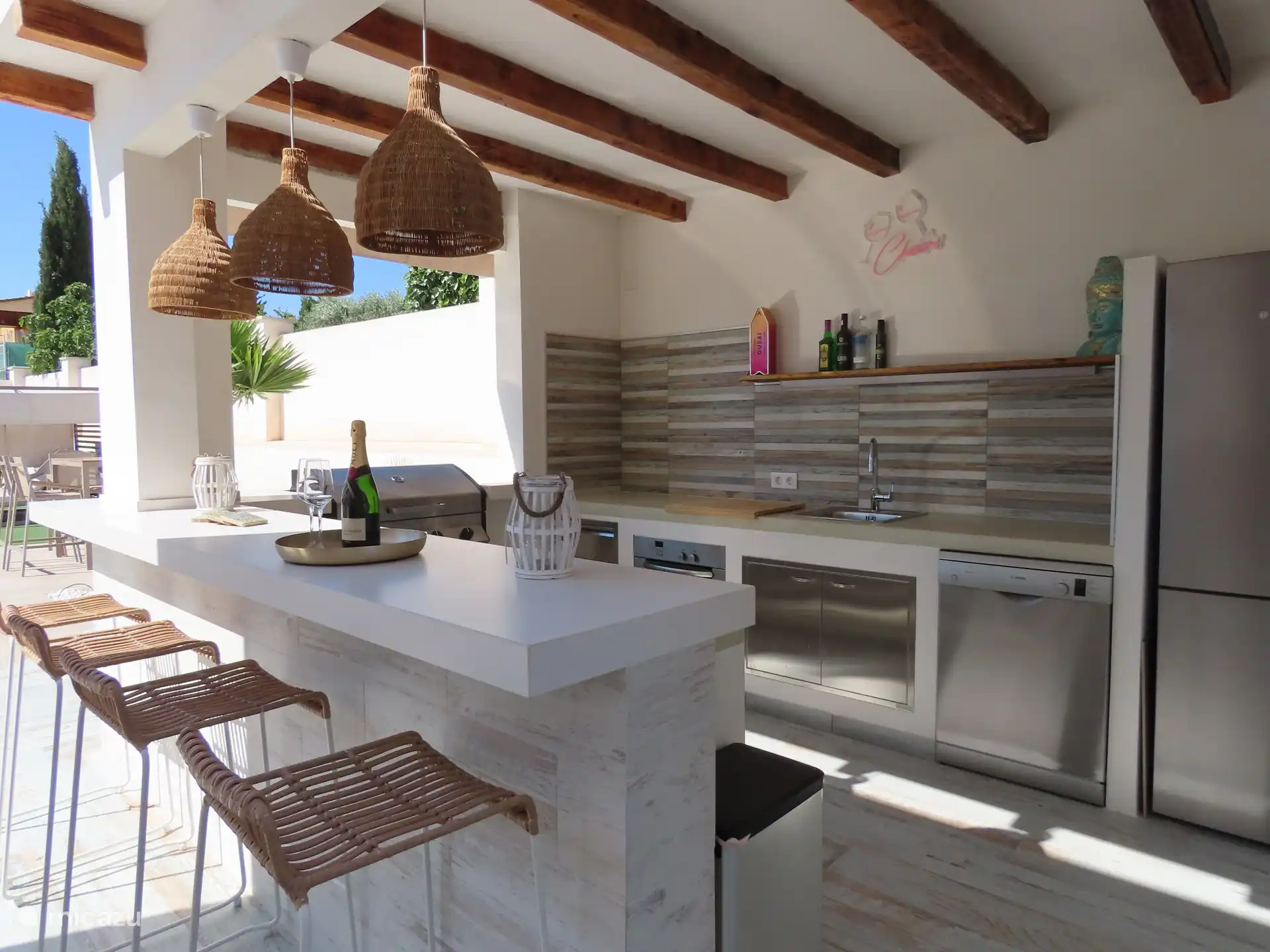 Luxuriöse Außenküche mit Geschirrspüler, Backofen, großem Gasgrill