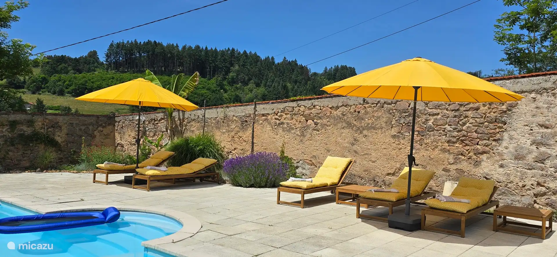 Genial para relajarse en las cómodas tumbonas junto a la encantadora y climatizada piscina.